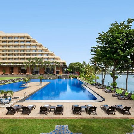 Cinnamon Lakeside Colombo Exterior foto The pool at the Taj Bengal