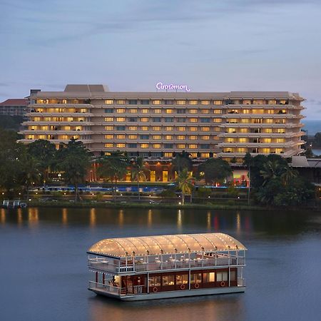Cinnamon Lakeside Colombo Exterior foto The hotel and the floating restaurant