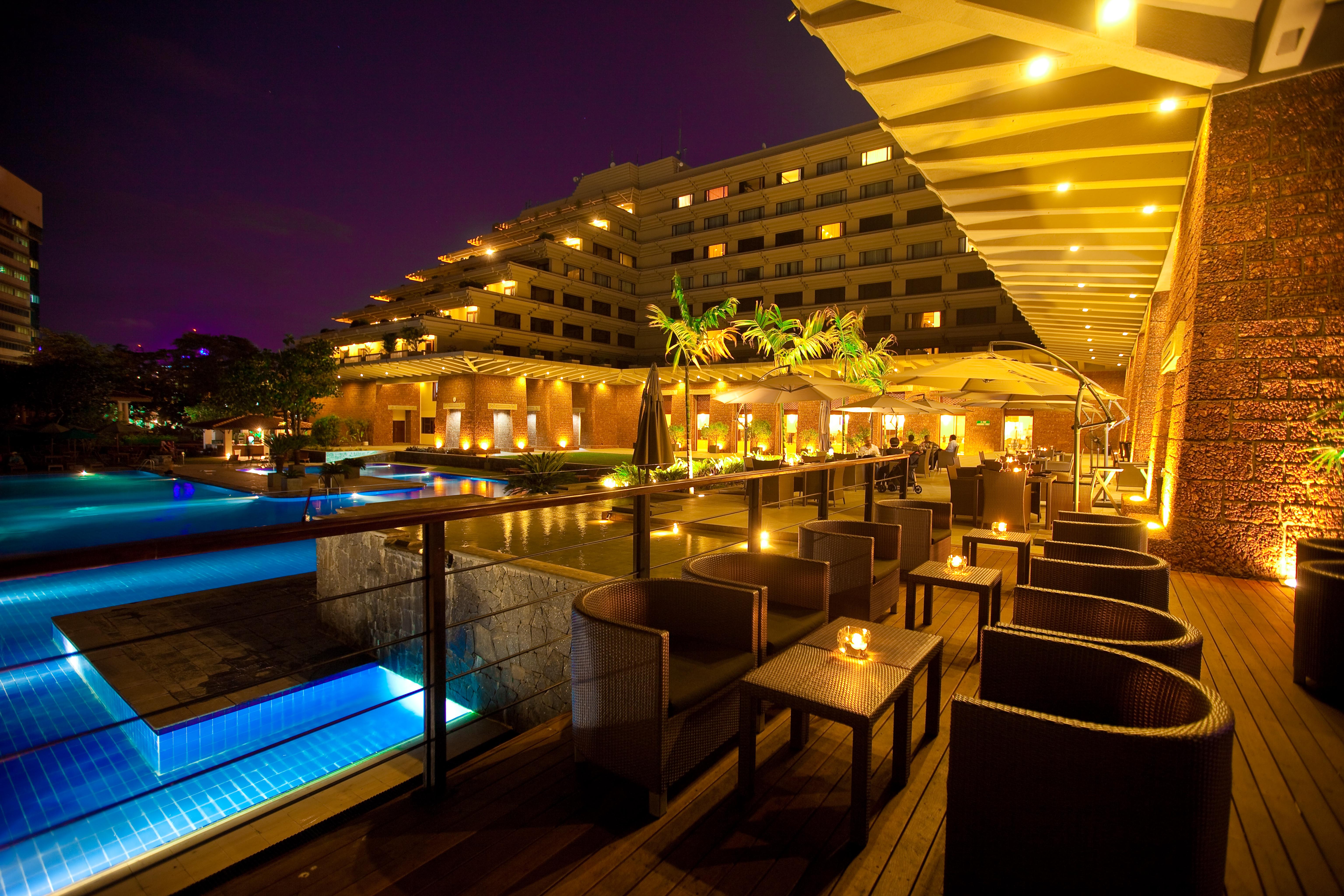 Cinnamon Lakeside Colombo Exterior foto The pool at the Taj Bengal