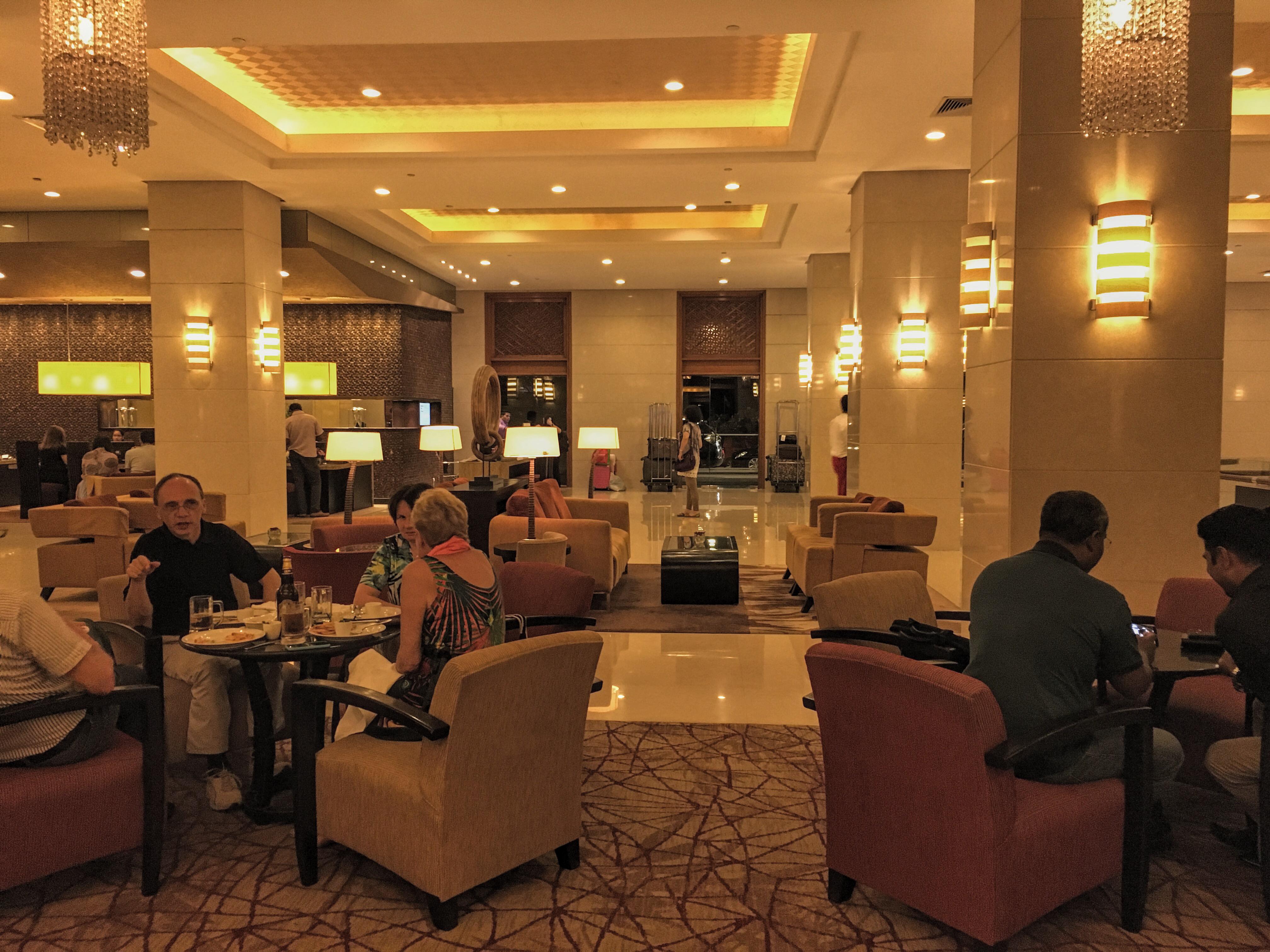 Cinnamon Lakeside Colombo Exterior foto The lobby of the hotel