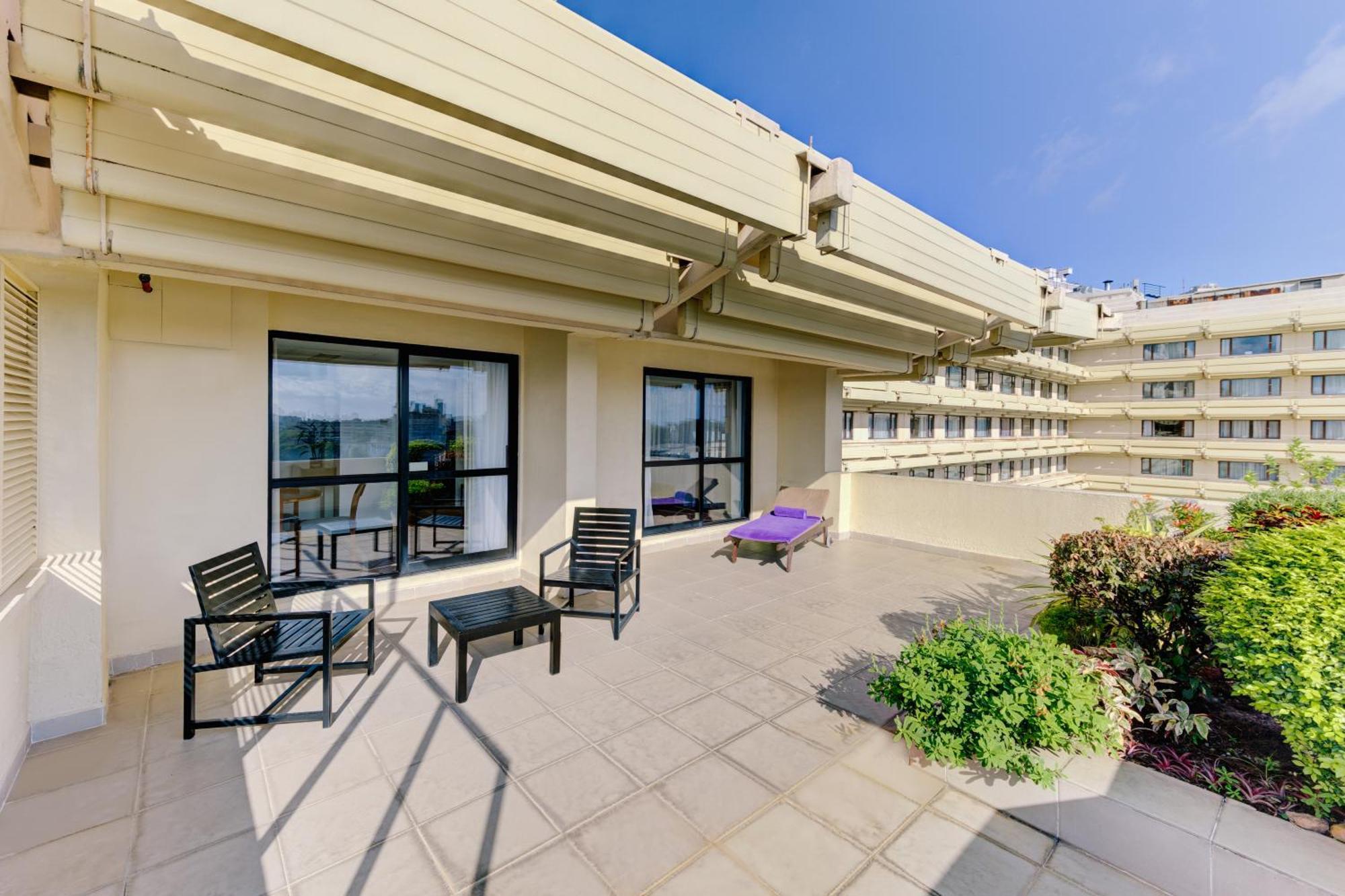 Cinnamon Lakeside Colombo Exterior foto The terrace of a suite at the Hilton San Francisco