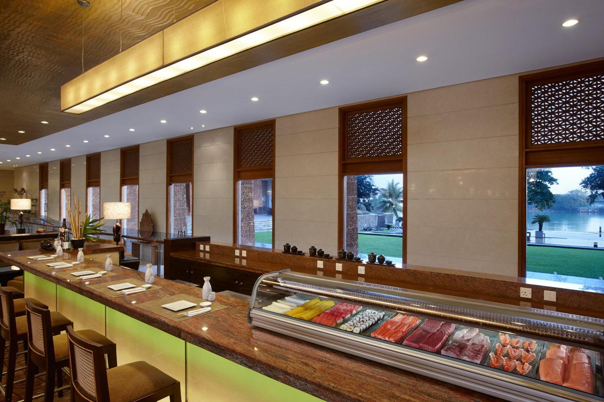Cinnamon Lakeside Colombo Exterior foto Sushi bar at the Taj Bengal