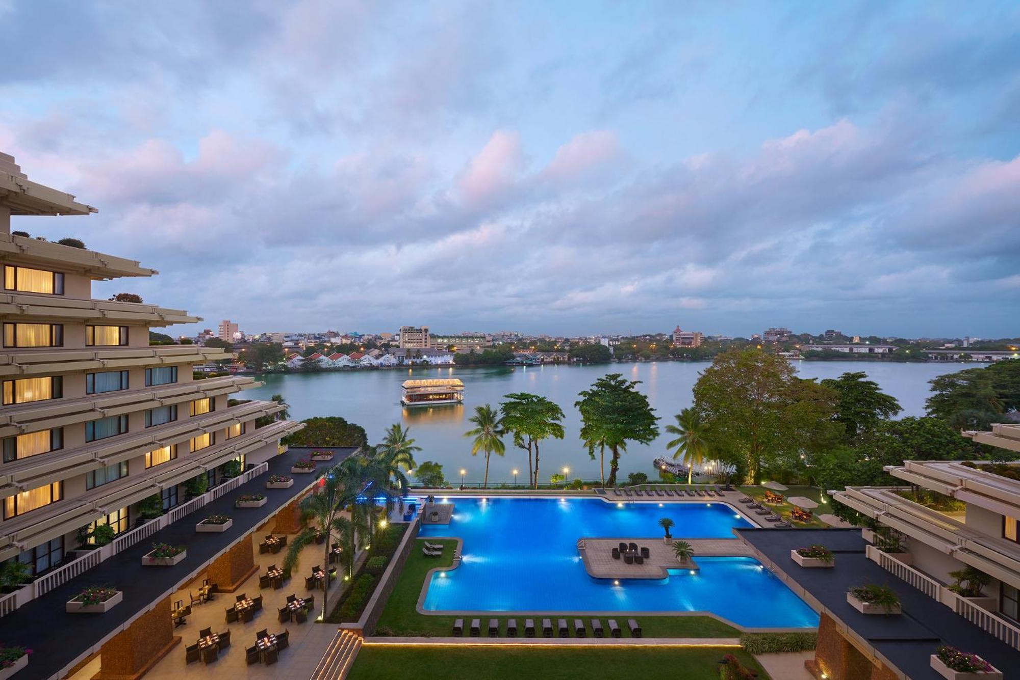 Cinnamon Lakeside Colombo Exterior foto The pool at the Taj Bengal