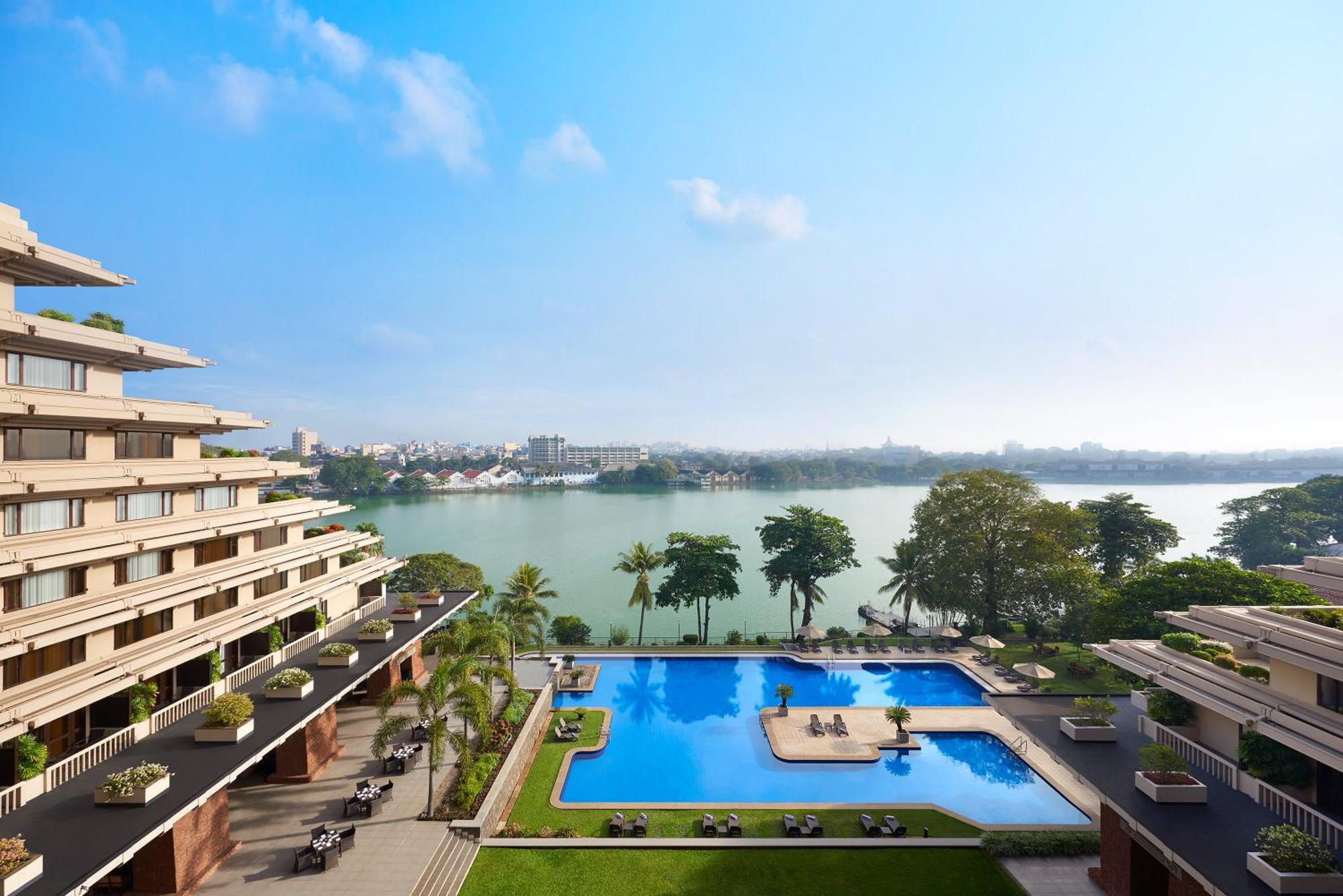 Cinnamon Lakeside Colombo Exterior foto View of the pool at the Taj Bengal