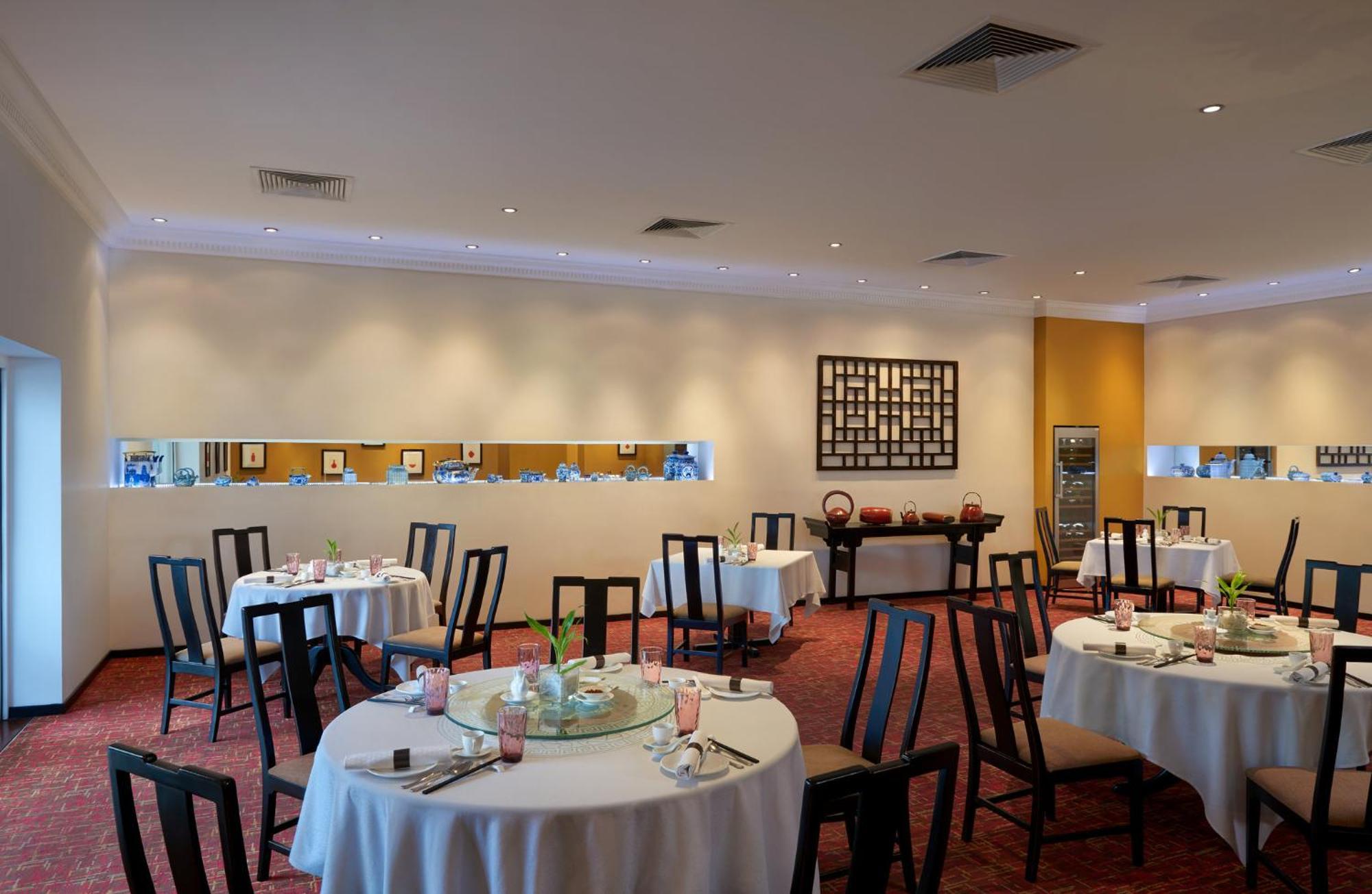 Cinnamon Lakeside Colombo Exterior foto Interior of the restaurant