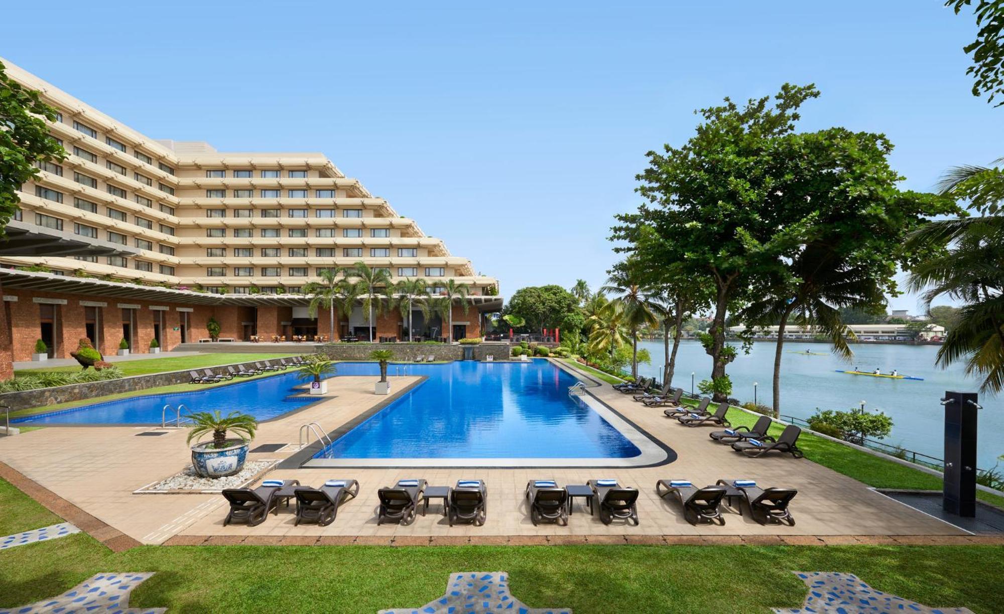 Cinnamon Lakeside Colombo Exterior foto The pool at the Taj Bengal