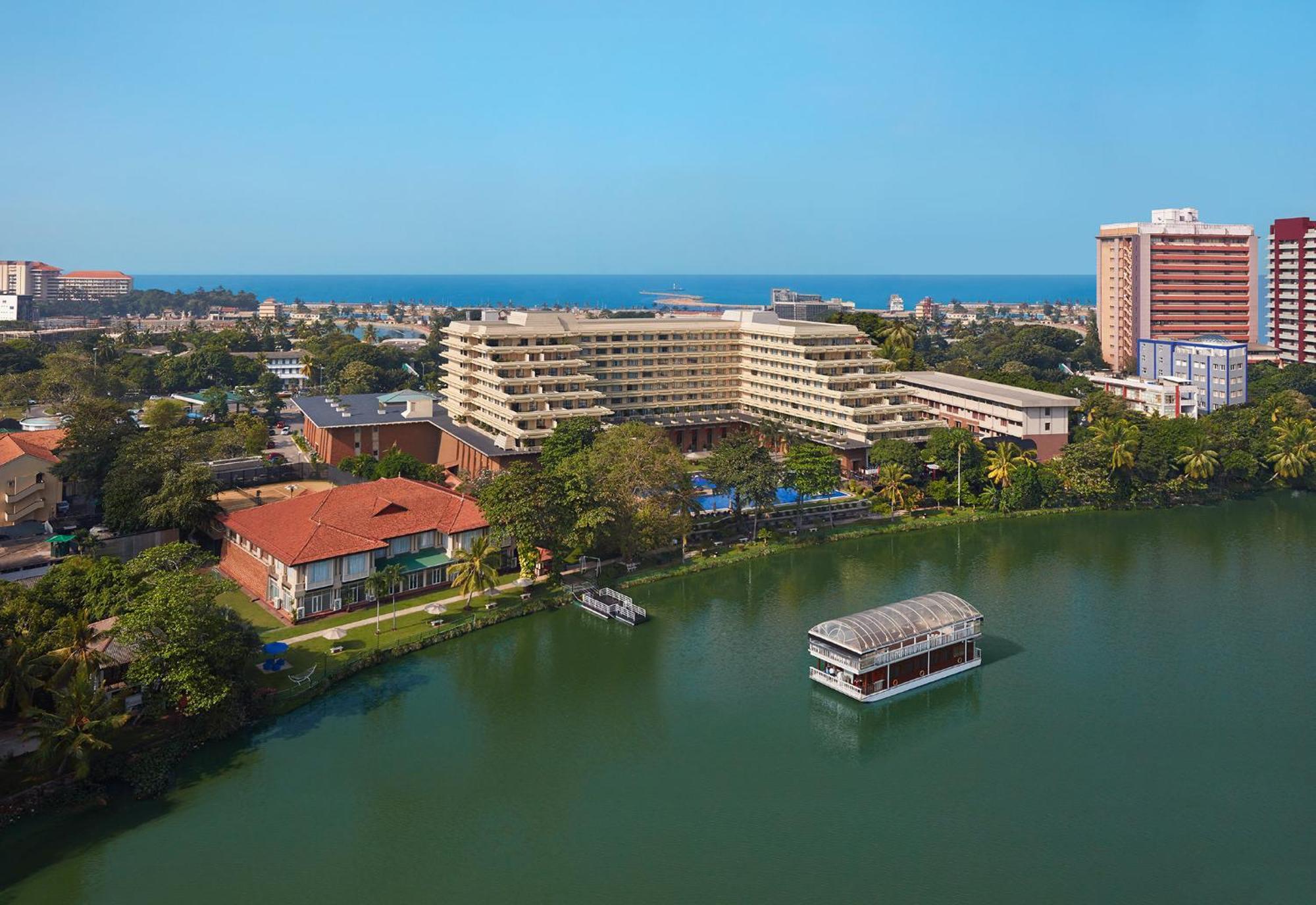 Cinnamon Lakeside Colombo Exterior foto Aerial view of the hotel