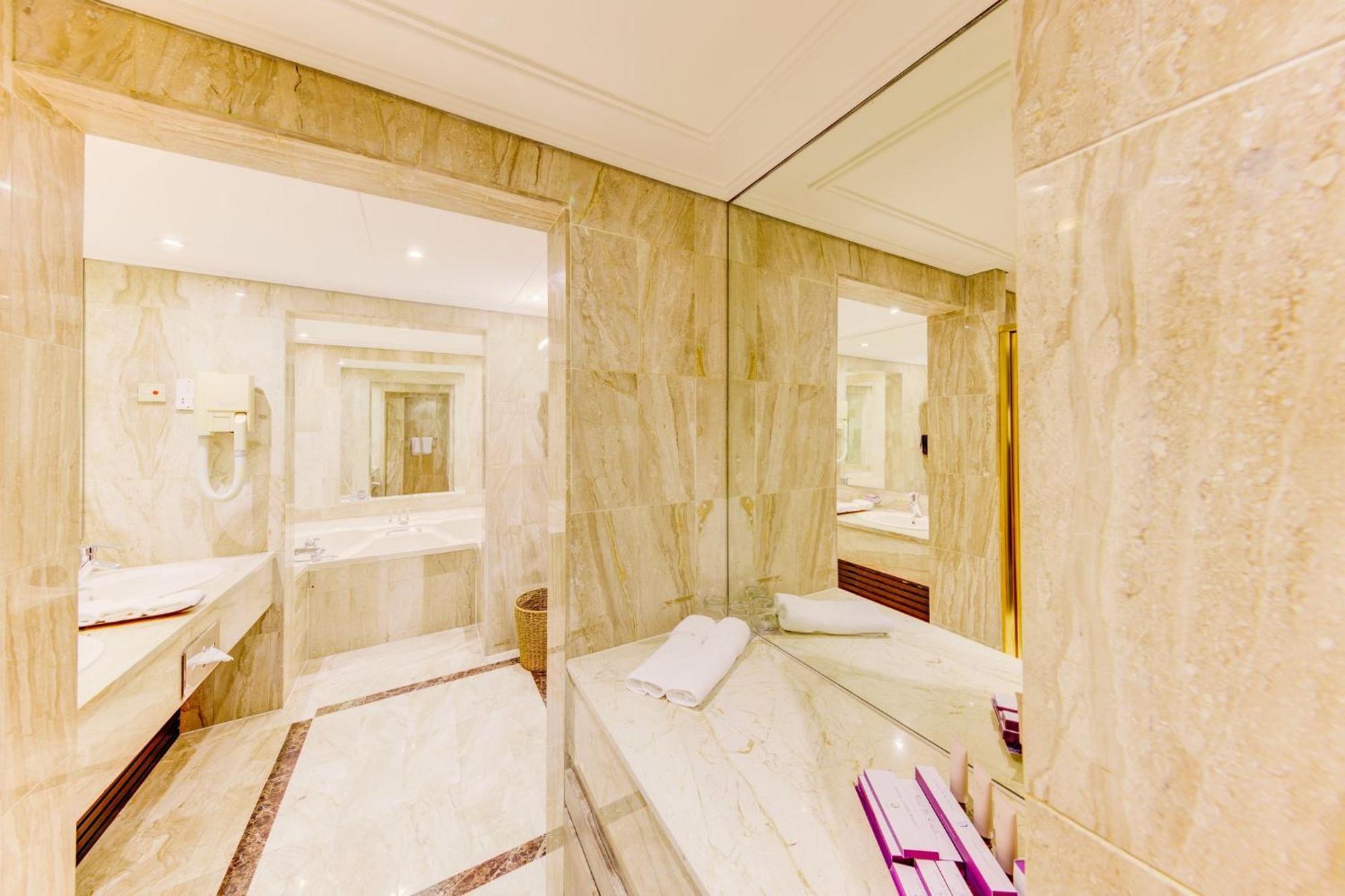 Cinnamon Lakeside Colombo Exterior foto Bathroom