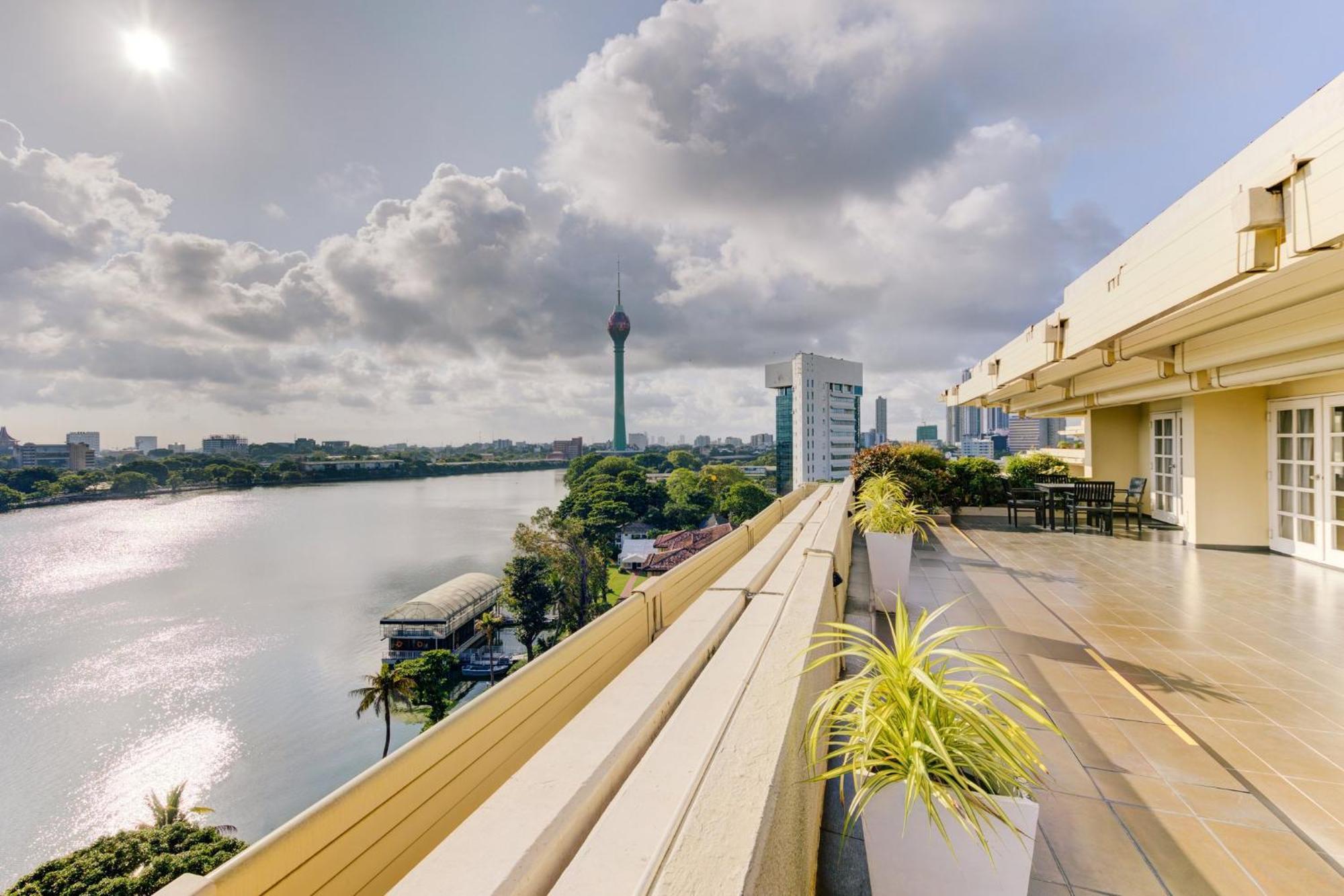 Cinnamon Lakeside Colombo Exterior foto View of the river from the hotel